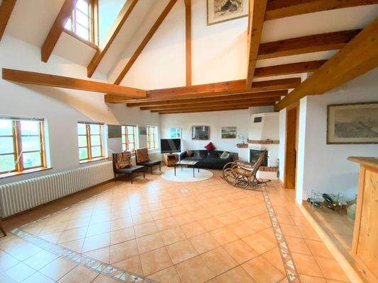 Wohnbereich mit Kamin im OG