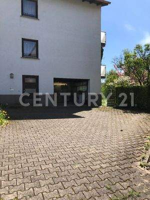 Stellplätze vorm Haus