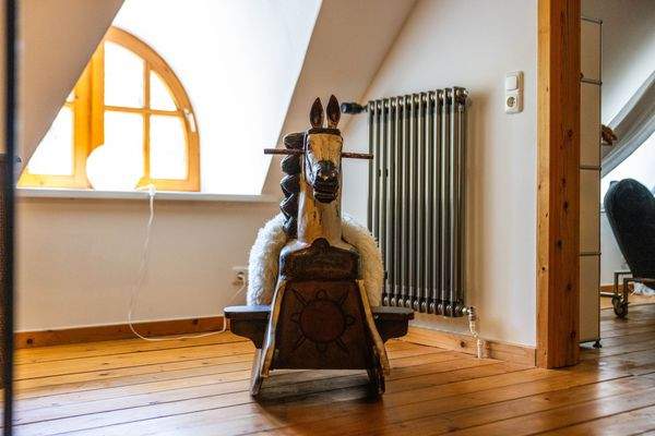 Holzpferd im Dachzimmer