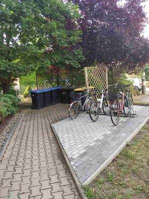 Mülltonnen- und Fahrradplatz.jpg