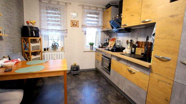 Küche mit morderner Einbauküche inkl. Gerätschaften