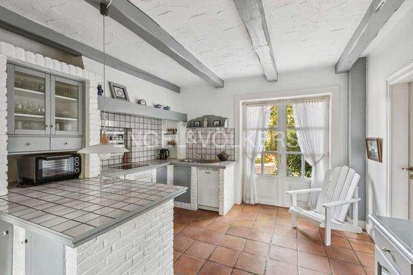 Küche mit gemauerten Schränken