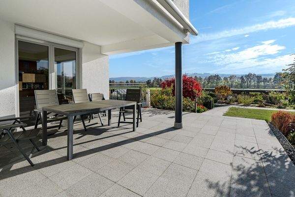 Große Gartenterrasse