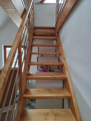 Holztreppe vom OG in das ausgebaute DG