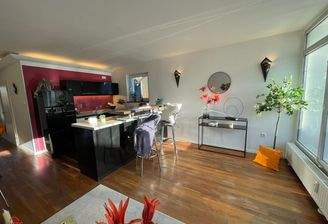 Wohnzimmer mit integrierter Küche