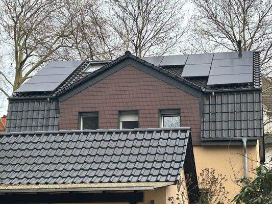 Dach mit Photovoltaik