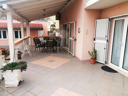 Großzügige überdachte Terrasse für Entspannung im Freien