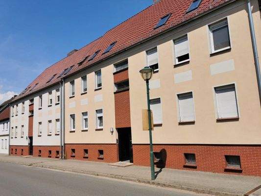 Etagenwohnung im Mehrfamilienhaus (rechter Hausein