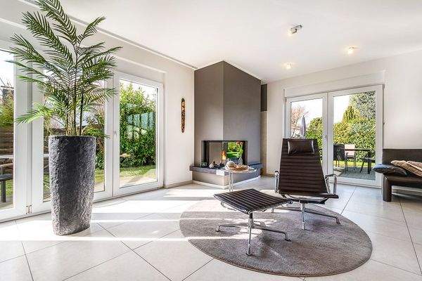 Wohnzimmer mit zwei Terrassen (EG)