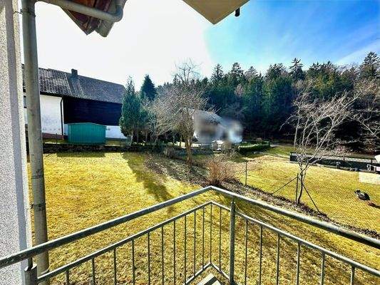 Blick vom Balkon in den Garten