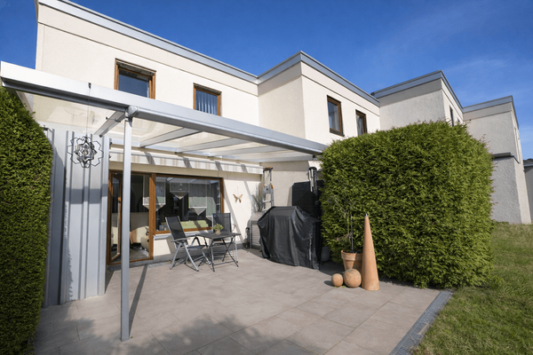 Sonniger Terrassenbereich mit praktischem Abstellraum