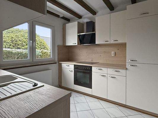 Moderne Einbauküche mit funktionaler Ausstattung