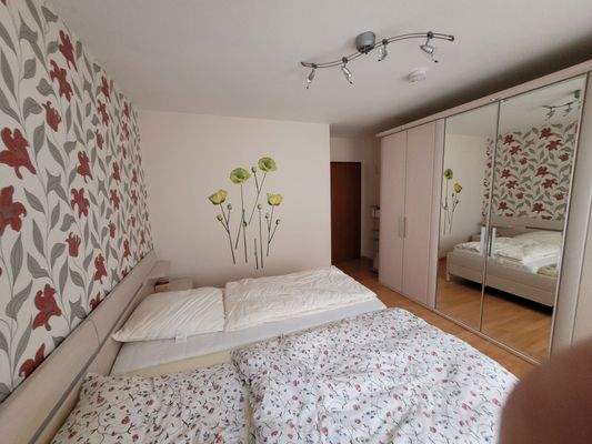 Schlafzimmer 1 b.jpg