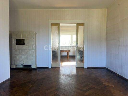 Wohn- und Esszimmer mit Schiebetür