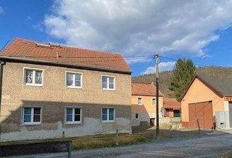 Blick von der Straße ins Grundstück