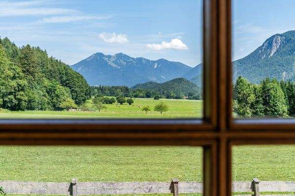 Postkartenblick über Felder und Wiesen