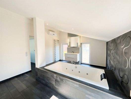 exklusive Wanne im Schlafzimmer 