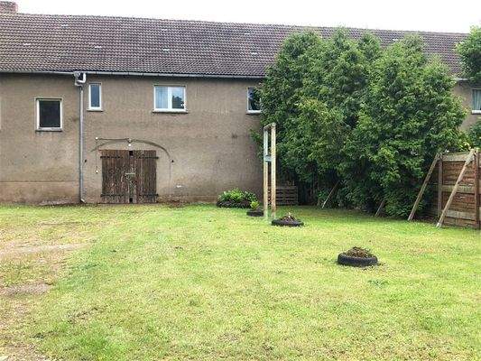 Nebengebäude mit Keller und Garten
