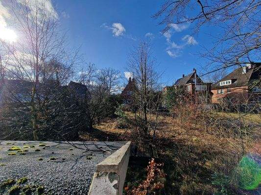 Blick von Gartenhaus zum Gebäude