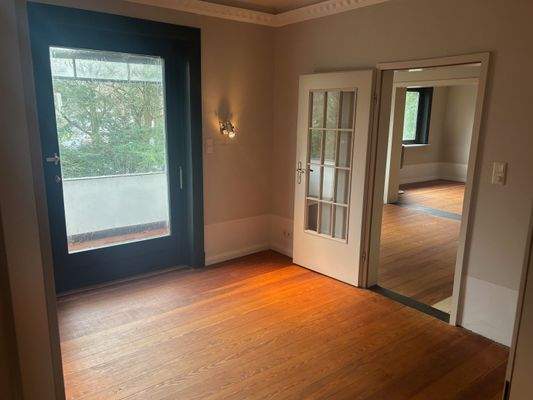 13. OG_Zimmer vor Balkon und umliegende Räume.jpg