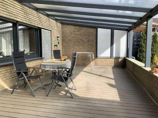 zur überdachten Terrasse und Garten