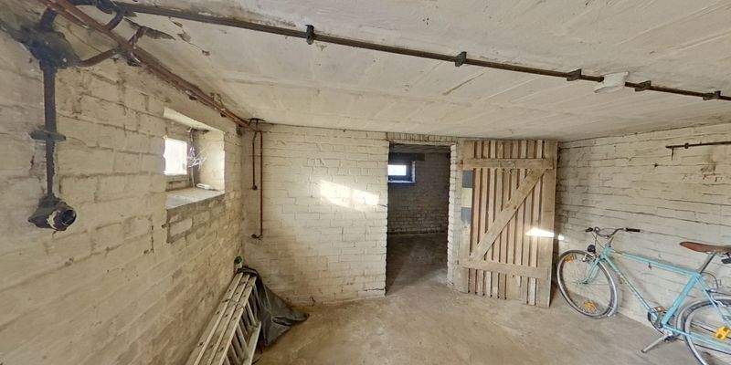 Vor dem Kellerausgang