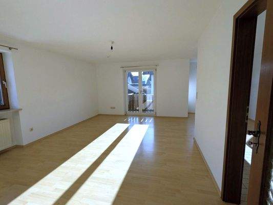 Lichtdurchflutetes Wohnzimmer mit Balkonzugang