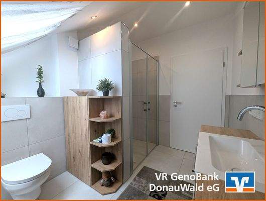 Modernes Bad mit begehbarer Dusche...