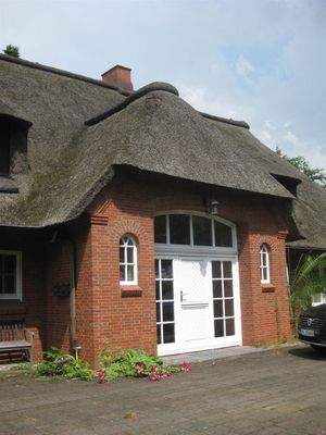 Aussenansicht, mittiger Haupteingang