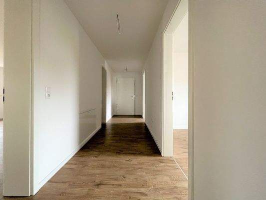 Lichtdurchfluteter Flur mit durchdachter Raumaufteilung - Ihr Entrée zum Wohlfühlen