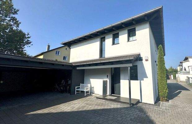 Eingangsbereich mit Carport