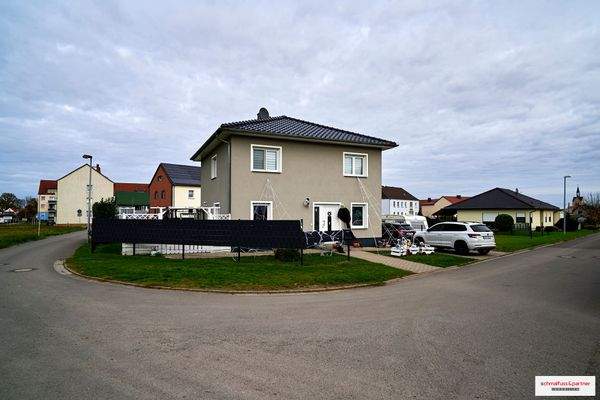 Neue Eigenheime an der Einfahrt zum Baufeld