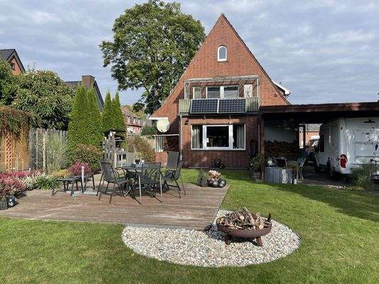 Rückansicht mit Terrasse und Feuerstelle