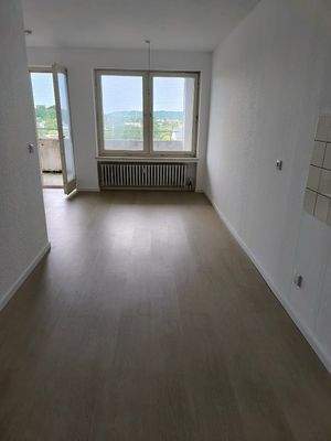 Helles Wohnzimmer mit Balkon