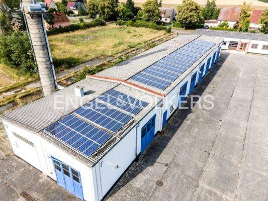 Halle mit Photovoltaikanlage