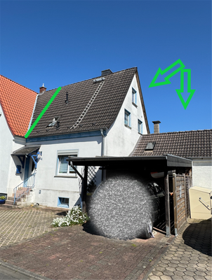 Straßen-Ansicht mit Carport