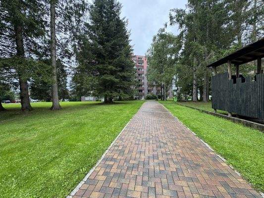 Mehrfamilienhaus mit Fussweg