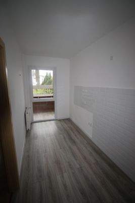 Küche mit Zug. zum ersten verglasten Balkon.JPG