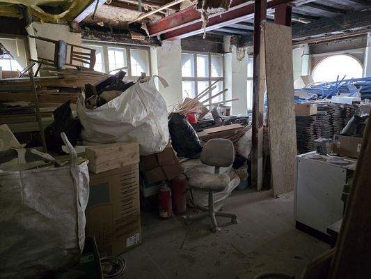 Gewerbeeinheit renovierungsbedürftig EG