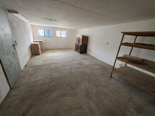 großer Lagerraum unterhalb Garage