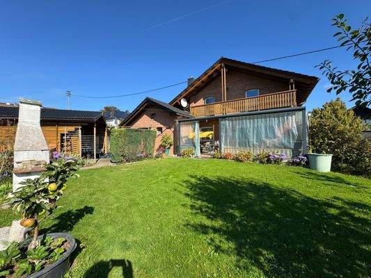 Hausrückseite mit Garten