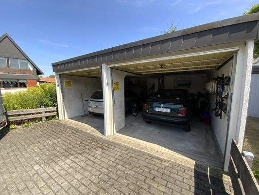 zwei weitere miteinander verbundene Garagen