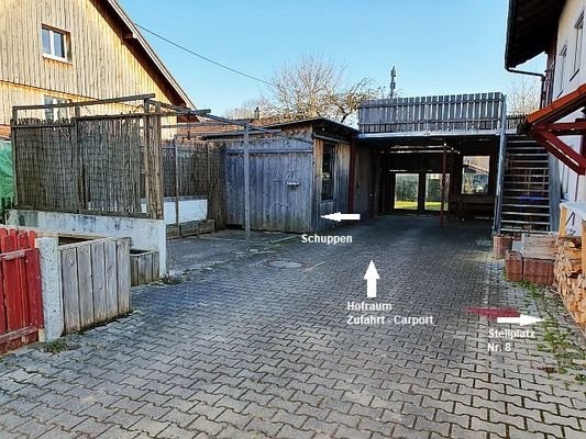 Hofraum mit Zufahrt zum Carport 