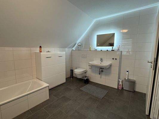 Waschtischanlage mit Spiegel