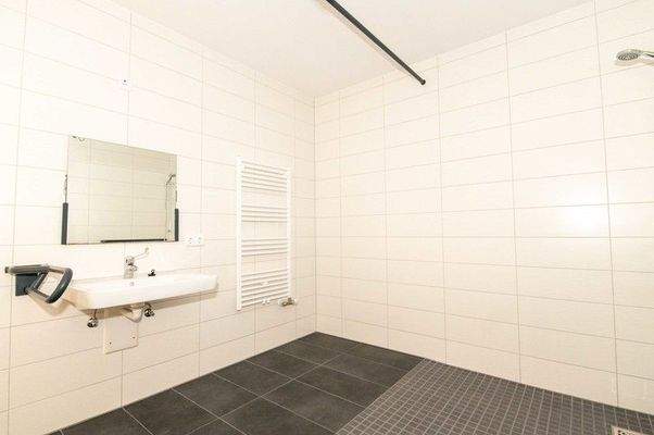 Barrierefreies Badezimmer mit ebenerdiger Dusche
