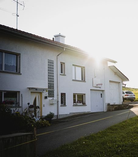 Ein-/Zweifamilienhaus mit Garage und Garten in Pottum