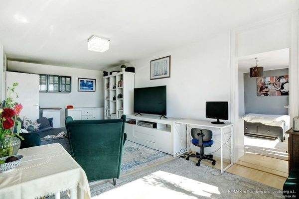 Großes, helles und freundliches Wohnzimmer mit Parkett, West-Ausrichtung und großem Balkon/großer Loggia