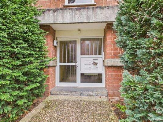 ... 2-Zimmer-Wohnung im 8 Parteienhaus …