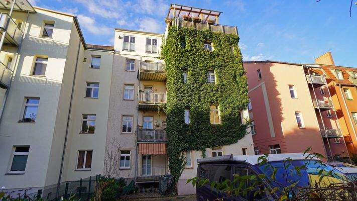 Blick vom Garten auf die Ostansicht des Hauses