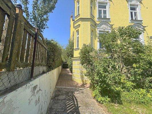 Außenansicht/Zugang Villa